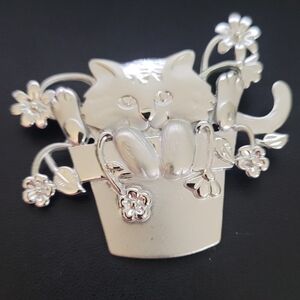 AJC SILVERTONE CUTE CAT IN POT OF FLOWERS BROOCH